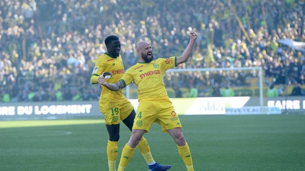 Nicolas-Pallois-et-le-désormais-ex-capitaine-des-jaunes-et-vert-Abdoulaye-Toure
