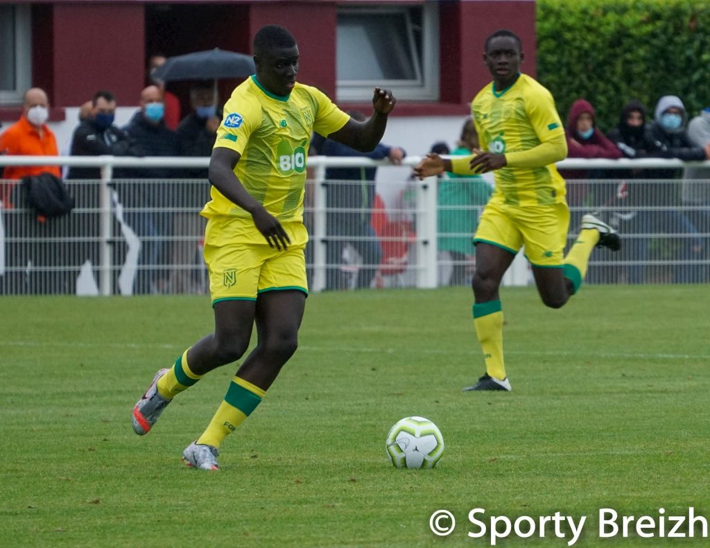 Groupe-professionnel-un-retour-et-un-nouveau-à-l'entraînement