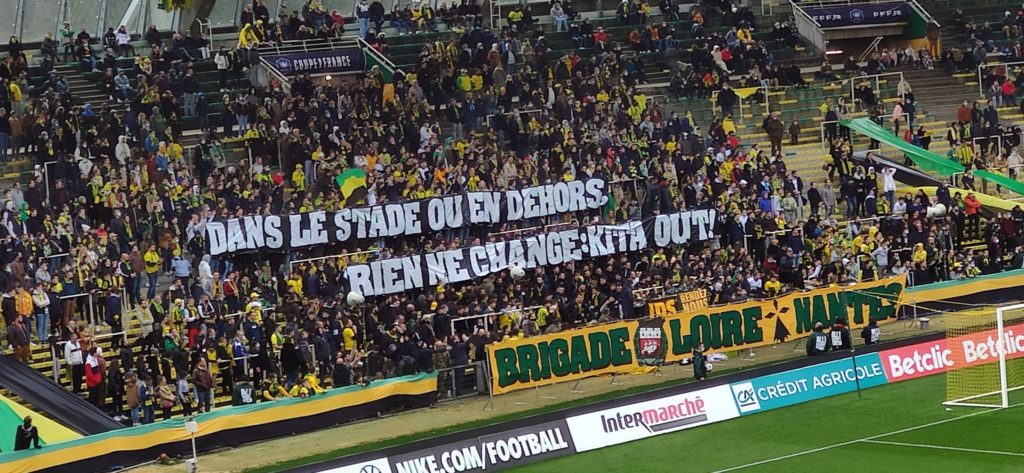 fc-nantes-les-banderoles-qui-visent-le-prefet-le-gouvernement-et-kita
