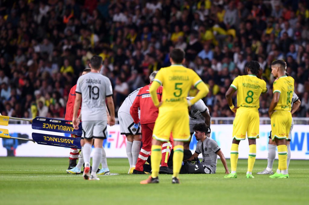 Une défense à cinq avec le retour de Pallois : le 11 probable du FC Nantes face au PSG selon l’Équipe