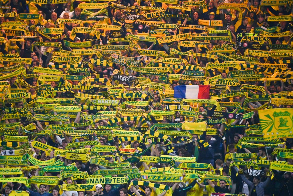 Le Conseil national de l’éthique appelle les supporters à ne plus afficher leurs opinions politiques