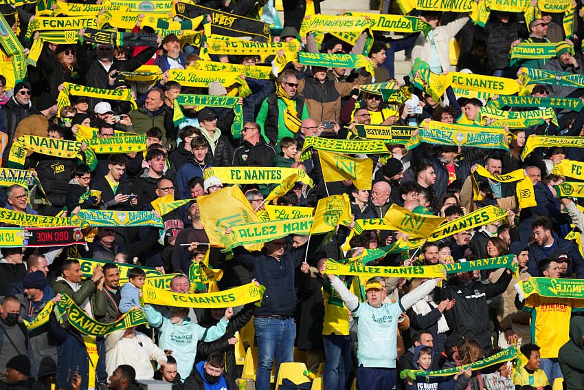 « On va en Ligue 2 » chantent les supporters du FC Nantes lors de la défaite face à l’OGC Nice (1-4)