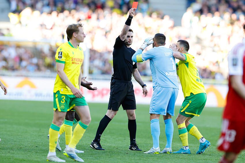 Réduit à 10, le FC Nantes cède dans les dernières secondes contre Brest (1-1)
