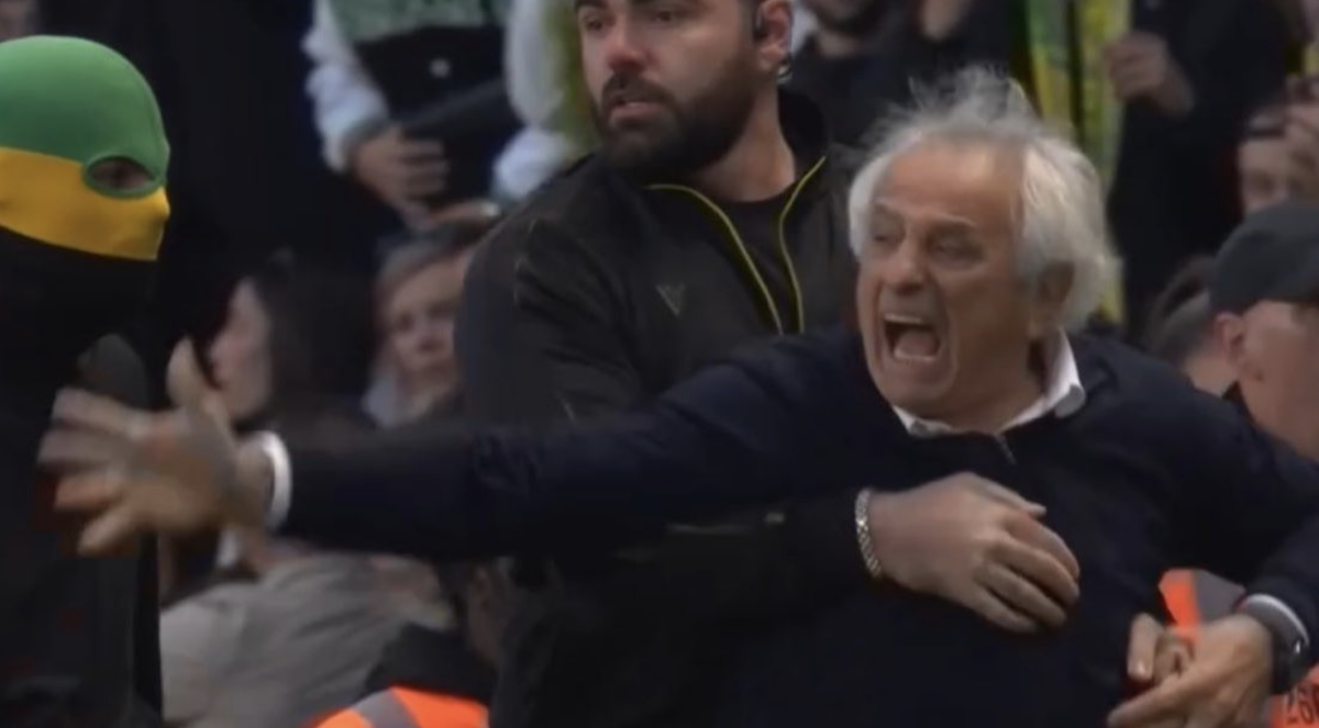 La réaction de Vahid Halilhodzic qui tente de stopper les supporters brise coeur