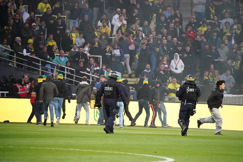 Le chaos lors du match FC Nantes – Toulouse FC vu des tribunes (vidéos)