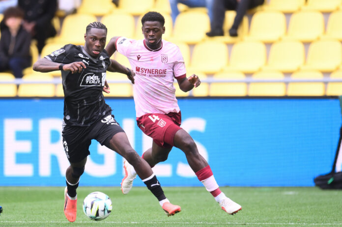Saïdou Sow, défenseur central du FC Nantes, au duel avec l'attaquant du Stade de Reims Mohamed Daramy, à la Beaujoire lors de la 8e journée de Ligue 2