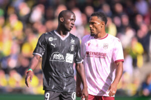 L'attaquant du Stade de Reims Sambou Soumano et le défenseur du FC Nantes Kelvin Amian à la Beaujoire